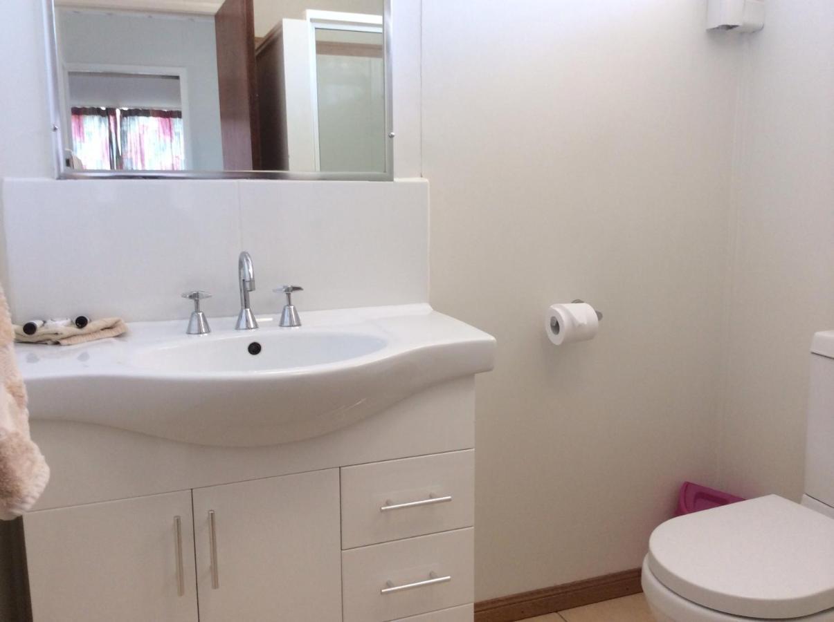 Ocean Breeze Units Apartment Bowen Room photo
